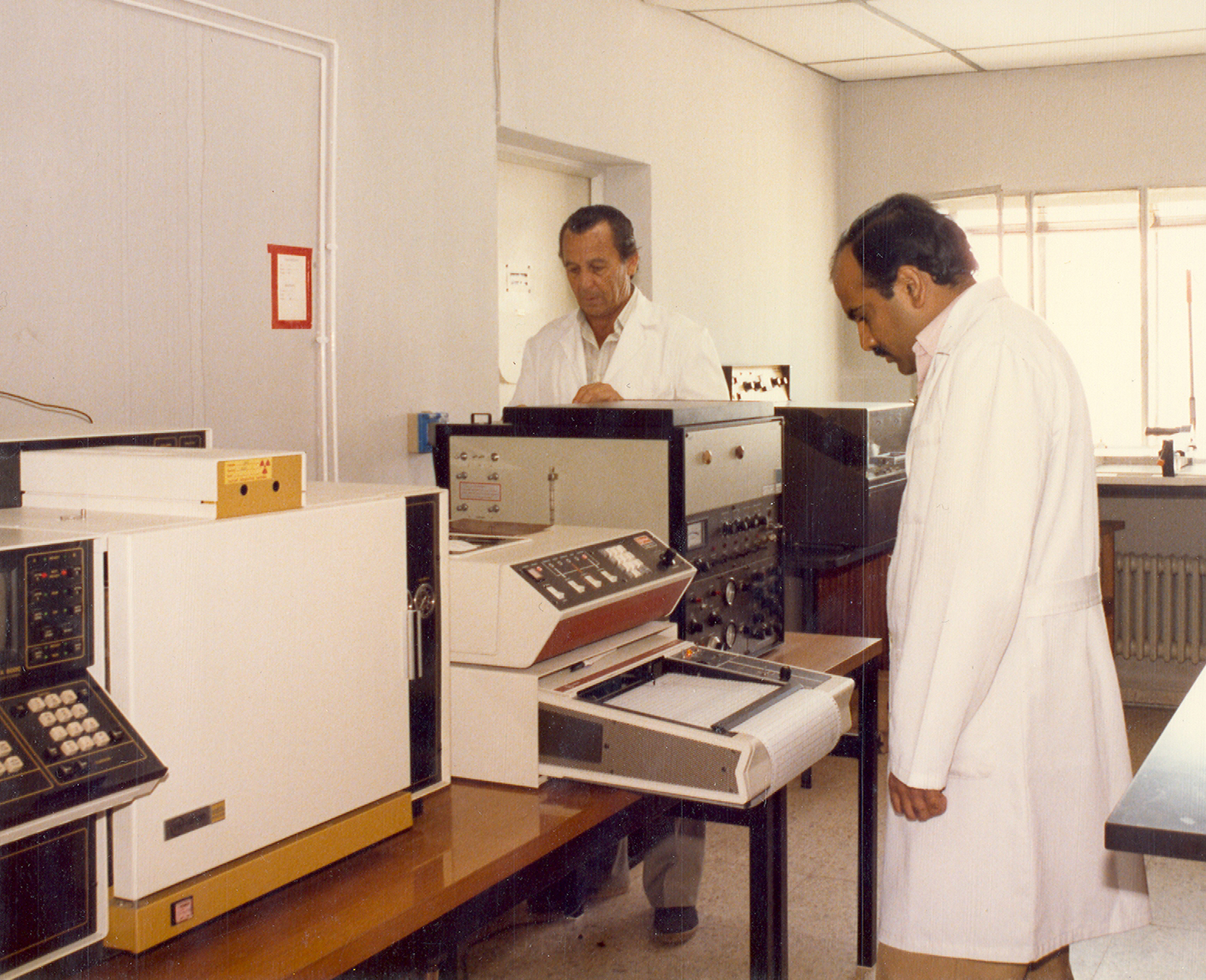 Foto de 1982 . Trabajadores en los laboratorios del IRNASA