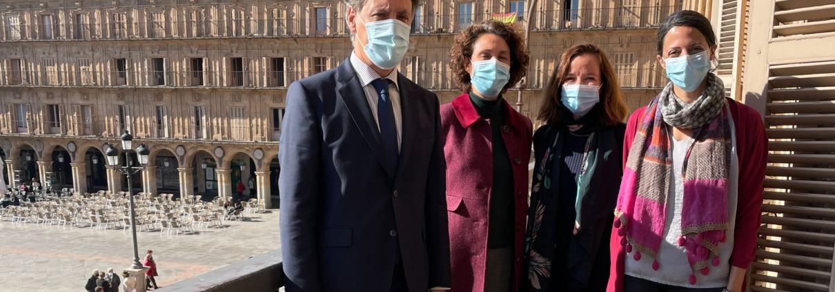 El alcalde, la delegada institucional del CSIC, junto a las representantes de la Embajada Británica.