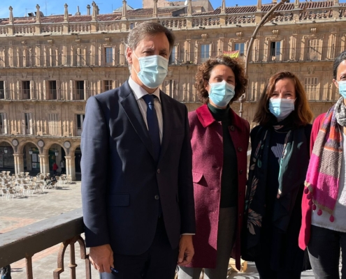 El alcalde, la delegada institucional del CSIC, junto a las representantes de la Embajada Británica.
