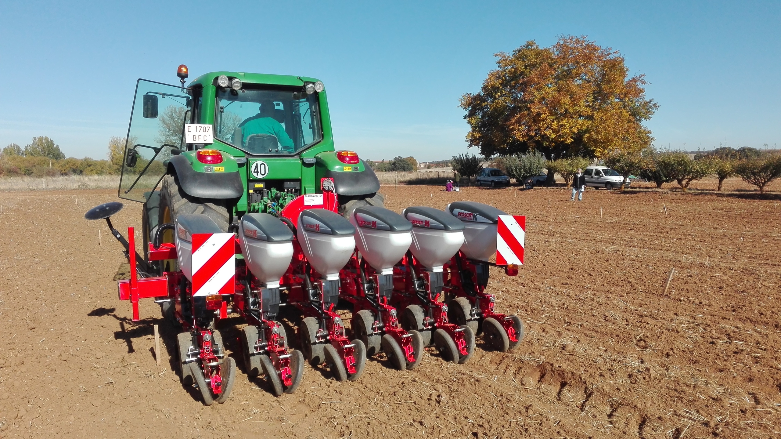 Tractor sembrando Colza.