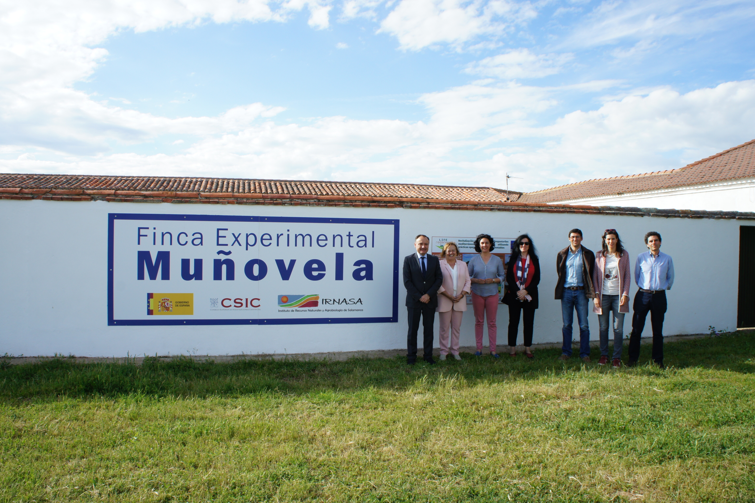 La directora del CSIC junto con la directora del IRNASA y otras autoridades e investigadores en la Finca Experimental Muñovela.