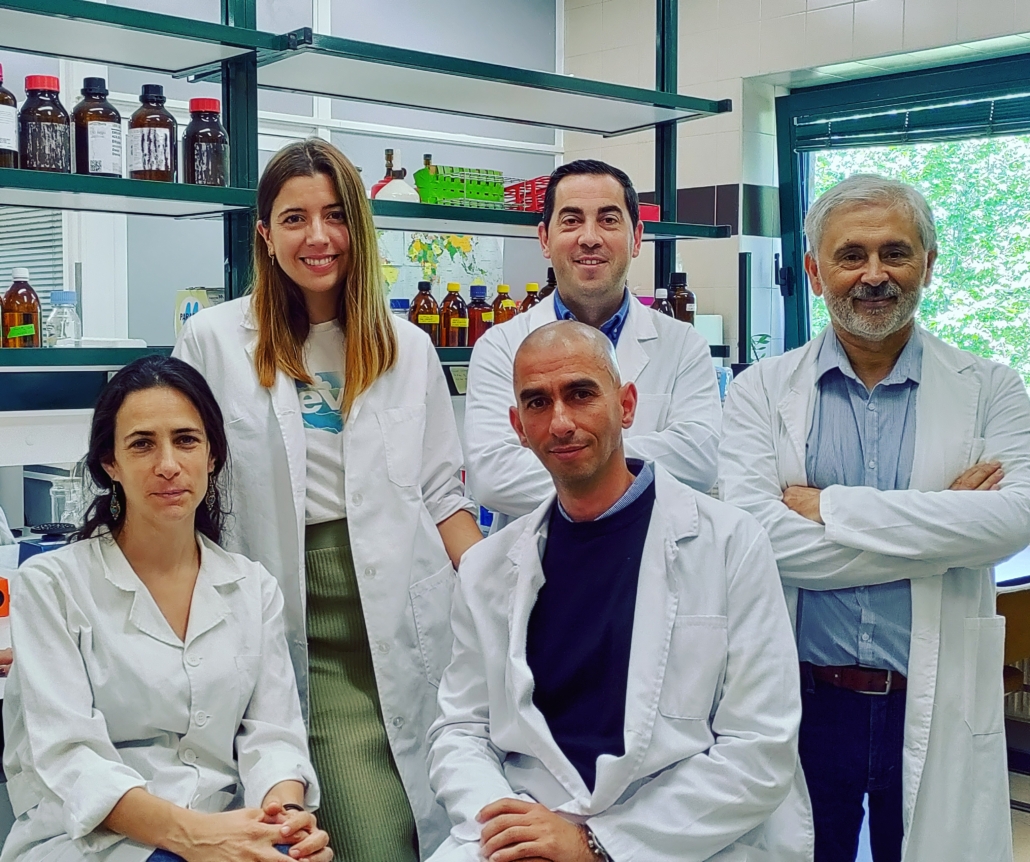 De pie, de izquierda a derecha: Rocío Roca, José David Flores, José Mariano Igual. Sentados, de izquierda a derecha: Paula García, Raúl Rivas.